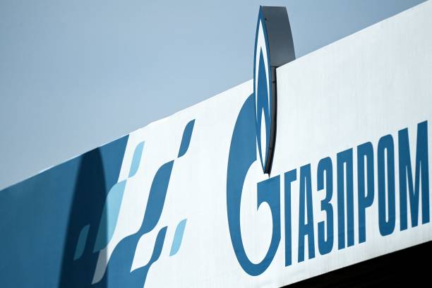 Логотип российского энергетического гиганта «Газпром» на одной из его автозаправочных станций в Москве. (KIRILL KUDRYAVTSEV/AFP via Getty Images)