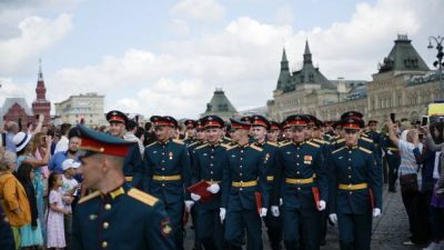 Офицерский марш по Красной площади во время церемонии выпуска военнослужащих Московского высшего военного командного училища в Москве. Фото: Natalia KOLESNIKOVA / AFP) (Photo by NATALIA KOLESNIKOVA/AFP via Getty Images)