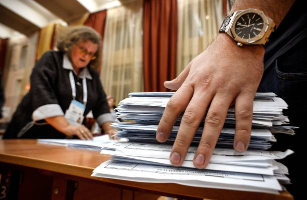 Члены местной избирательной комиссии подсчитывают бюллетени на избирательном участке после последнего дня трехдневных парламентских выборов в Москве. Фото: ALEXANDER NEMENOV/AFP via Getty Images
