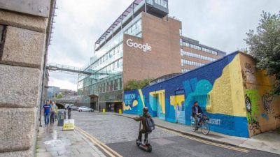 Jфис Google в деловом и финансовом секторе в центре Дублина/ Ajnj^ PAUL FAITH/AFP via Getty Images