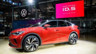 Volkswagen ID.5, модель купе-внедорожник. Фото: JENS SCHLUETER/AFP via Getty Images)