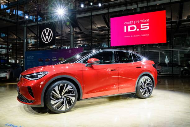 Volkswagen ID.5, модель купе-внедорожник. Фото: JENS SCHLUETER/AFP via Getty Images)