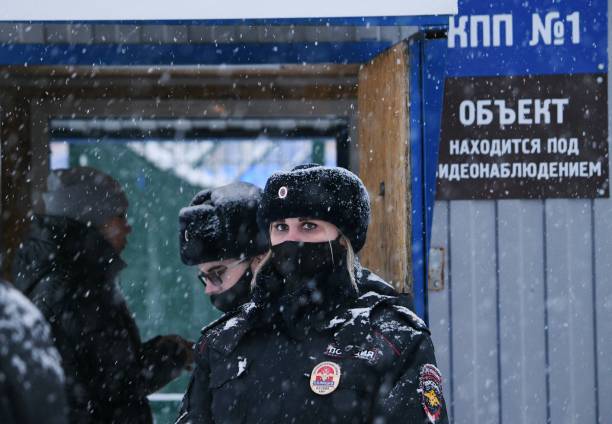 Полиция получит законную возможность вскрывать машины и квартиры Российские полицейские. Фото: ALEXANDER PATRIN/AFP via Getty Images