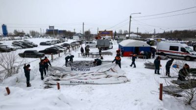 Сотрудники МЧС снимают палатки у шахты Листвяжная возле города Белово в Кемеровской области. Фото:  ROSTISLAV NETISOV/AFP via Getty Images