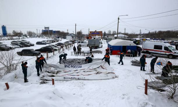 Сотрудники МЧС снимают палатки у шахты Листвяжная возле города Белово в Кемеровской области. Фото:  ROSTISLAV NETISOV/AFP via Getty Images