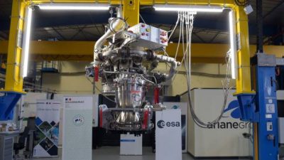 испытательный стенд с двигателем Vulcain, который будет приводить в действие последнюю ракету Ariane 5, а также техническую платформу, на которой собирается двигатель Prometheus. Фото: ERIC PIERMONT/AFP via Getty Images)