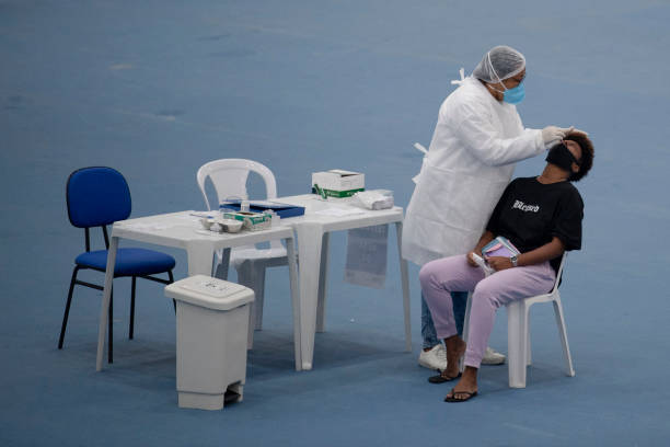 Пациенту берут мазок на COVID-19, Фото:   MAURO PIMENTEL/AFP via Getty Images)