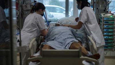 Медперсонал оказывает помощь пациенту с COVID-19 в палате реанимации. Фото: JULIEN DE ROSA/AFP via Getty Images