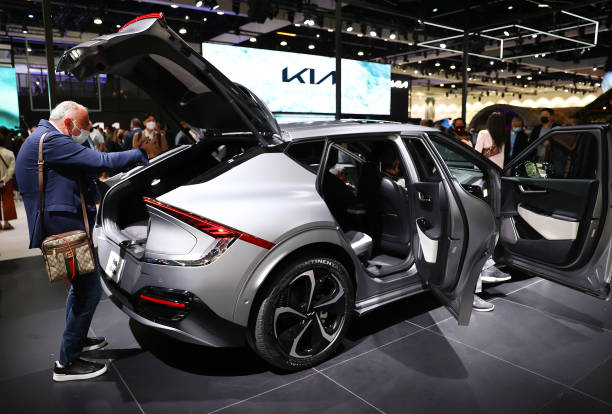 Электрический кроссовер Kia EV6. Фото: Mario Tama/Getty Images)
