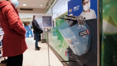 
Защитные маски от COVID-19 выставлены на продажу в аптеке.
Фото: Spencer Platt/Getty Images)