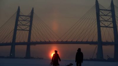 Санкт-Петербург. Замёрзшая Нева. Фото: OLGA MALTSEVA/AFP via Getty Images)