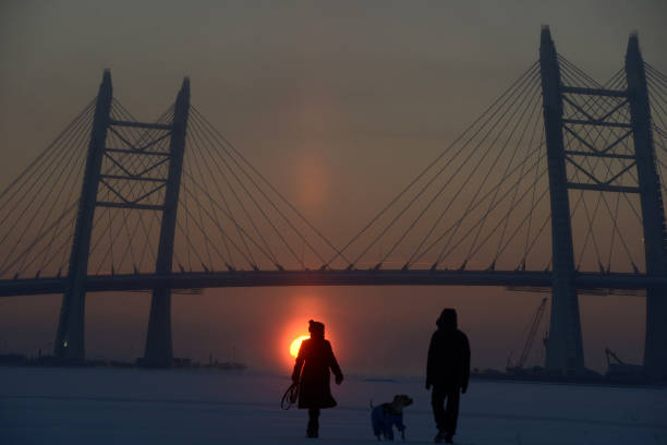 Санкт-Петербург. Замёрзшая Нева. Фото: OLGA MALTSEVA/AFP via Getty Images)