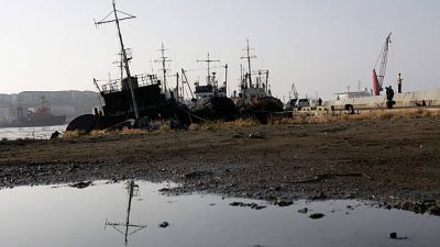 Рыболовецкие суда швартуются в порту Корсаков на дальневосточном российском острове Сахалин. Фото: DENIS SINYAKOV/AFP via Getty Images