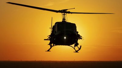 Артиллеристы наблюдают из дверей вертолёта Helibacon на закате. (HeliBacon)