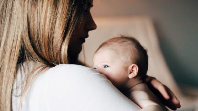 Почти 100% детей заражаются РСВ к двум годам. Hollie Santos on Unsplash 