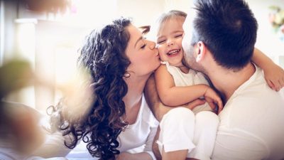 Семейные отношения основаны на привязанности, а не на соперничестве. (iStock)