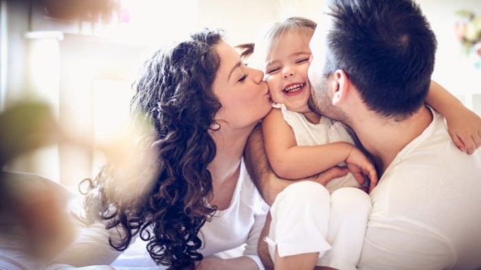 Семейные отношения основаны на привязанности, а не на соперничестве. (iStock)
