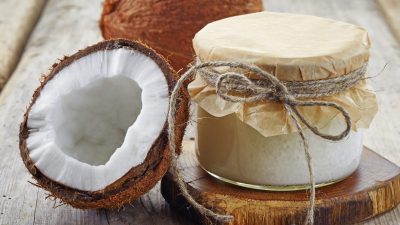Масло кокоса — секрет натурального очищения и увлажнения кожи и волос. Magone / iStock

