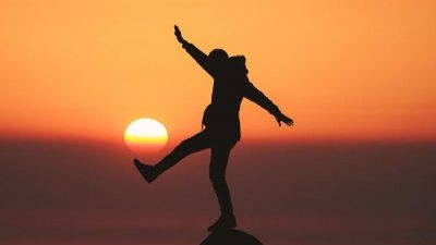 Совершенствуя свои слова и дела, каждый может стать лидером. Фото: Aziz Acharki vía Unsplash