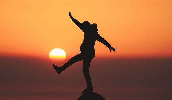 Совершенствуя свои слова и дела, каждый может стать лидером. Фото: Aziz Acharki vía Unsplash