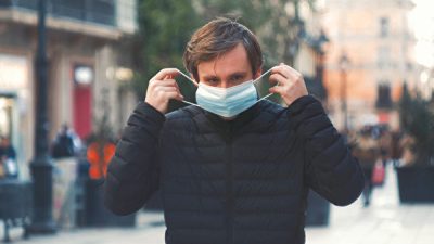 В недавно проведённом крупном исследовании сообщалось, что ношение хирургической маски оказывает различное воздействие на разные возрастные группы. Флото: Shutterstock
