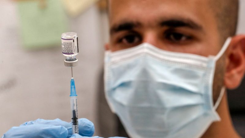 Медицинский работник в Израиле готовит дозу вакцины компании Pfizer-BioNTech на фотографии из архива. (Ahmad Ghababli/AFP via Getty Images)
