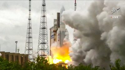 Ракета Arianespace Ariane 5 с космическим телескопом НАСА Джеймса Уэбба на борту стартует с космодрома Европы, Гвианского космического центра в Куру, Французская Гвиана, 25 декабря 2021 года, на кадре из видео. Фото: NASA/NASA TV/Handout via Reuters
