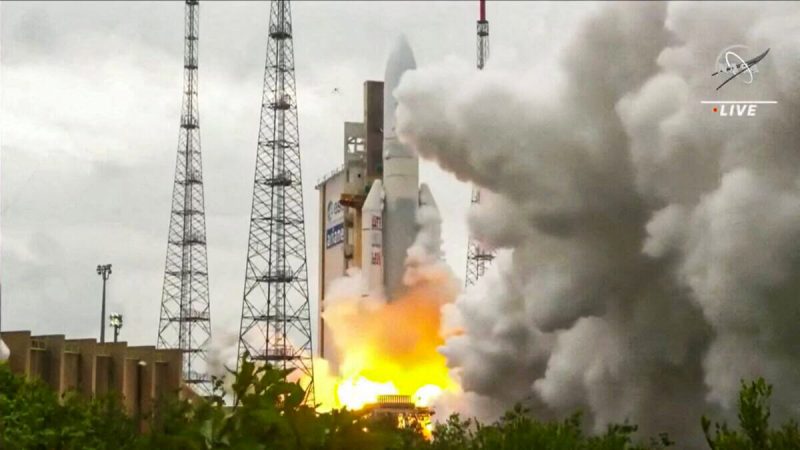 Ракета Arianespace Ariane 5 с космическим телескопом НАСА Джеймса Уэбба на борту стартует с космодрома Европы, Гвианского космического центра в Куру, Французская Гвиана, 25 декабря 2021 года, на кадре из видео. Фото: NASA/NASA TV/Handout via Reuters
