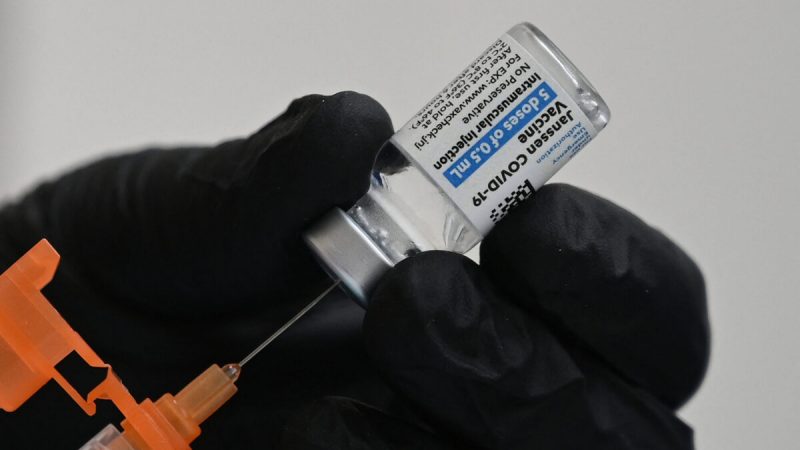 В США предупредили о серьёзном заболевании, связанном с вакциной Johnson & Johnson от COVID-19 Медсестра готовится ввести вакцину COVID-19 Johnson & Johnson в клинике в Пасадене, штат Калифорния, на фотографии из архива. Robyn Beck/AFP via Getty Images