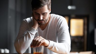 Как только стресс начинает нарастать, компульсивное поведение воспроизводится для устранения невыносимых эмоций. fizkes/Shutterstock