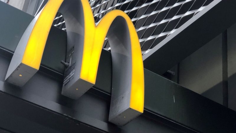 McDonald’s планирует открыть в Италии 200 ресторанов к 2025 году Логотип McDonald’s на ресторане быстрого питания McDonald’s в Нью-Йорке 22 октября 2019 года. (Shannon Stapleton/Reuters)