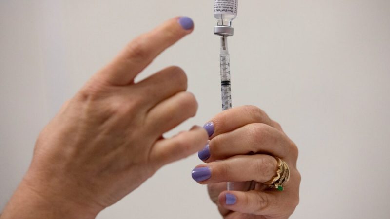 Медсестра наполняет шприцы для вакцинации от COVID-19 в клинике Pfizer-BioNTech в Саутфилде, штат Мичиган, 29 сентября 2021 года. (Emily Elconin/Reuters)