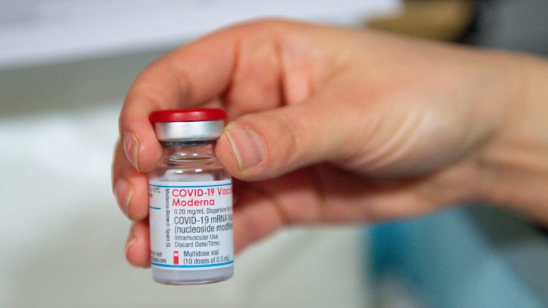 Вакцина Moderna от COVID-19, 7 апреля 2021 года. (Jacob King/WPA Pool/Getty Images) 