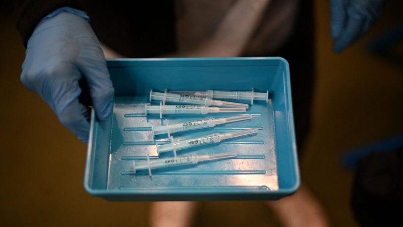 Шприцы с вакциной COVID-19 компании Moderna лежат на подносе в центре вакцинации в Лондоне 4 декабря 2021 года. (Daniel Leal/AFP via Getty Images)
