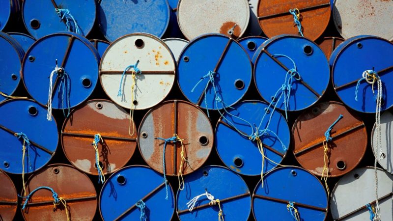 Бочки с нефтью на площадке канадской группы Vermilion Energy в Парентис-ан-Борн, Франция, 13 октября 2017 года. (Regis Duvignau/Reuters)
