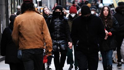 Люди на Манхэттене в Нью-Йорке, 29 ноября 2021 года. (Spencer Platt/Getty Images) 