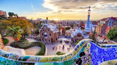 Парк Гуэль, Барселона на закате. (TTstudio/Shutterstock) 