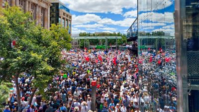 Протестующие митингуют против обязательных прививок во время мероприятия «Всемирный митинг за свободу» в Перте, Австралия, 20 ноября 2021 года. (The Epoch Times)