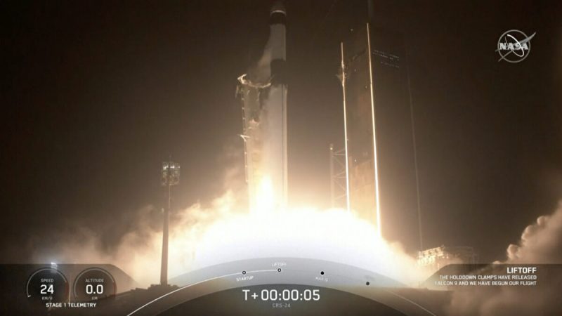 Ракета SpaceX запускается из Космического центра Кеннеди на мысе Канаверал, штат Флорида, 21 декабря 2021 г. Фото: NASA TV via AP/Screenshot via The Epoch Times 