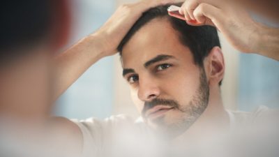 С выпадением волос сталкиваются 96% мужчин и 79% женщин в России. Diego Cervo/Shutterstock