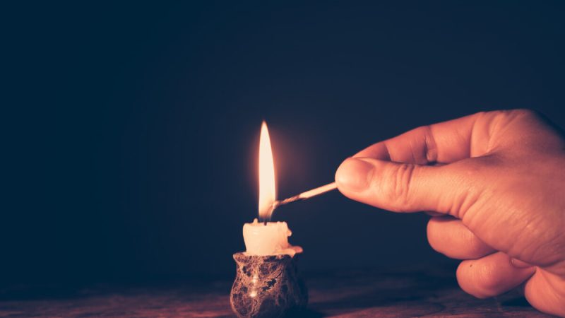 Пригласите свет в тёмное время года. (Lolostock/Shutterstock)