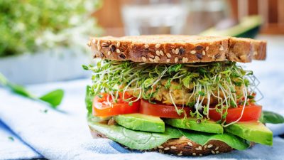 Сырые, цельные продукты дают энергию «без затрат». (Nataliya Arzamasova/Shutterstock)
