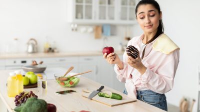 Пищевые продукты, подвергшиеся ультрапереработке, соответствуют всем тем же критериям, которые использовались для обозначения табака как вызывающего привыкание. Prostock-studio / Shutterstock 