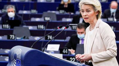 Председатель Европейской комиссии Урсула фон дер Ляйен выступает с речью во время пленарного заседания в Европейском парламенте в Страсбурге, восточная Франция, 15 декабря 2021 года. (Julien Warnand/Pool Photo via AP)
