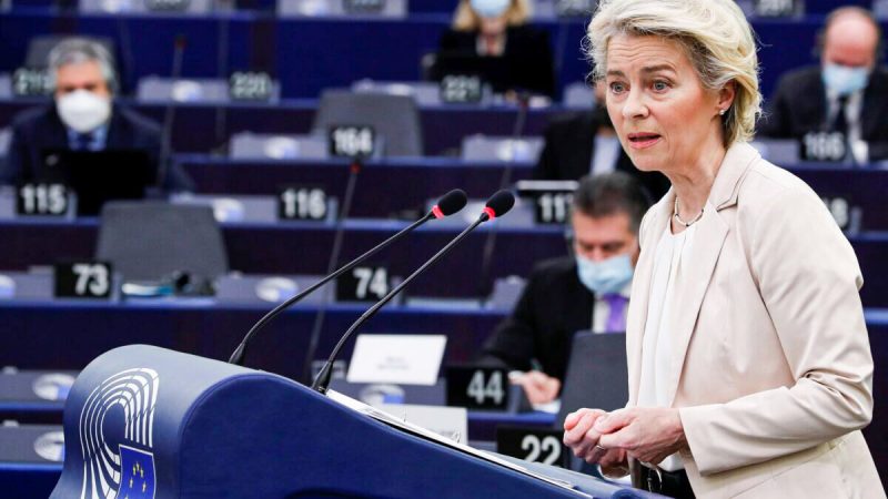 Председатель Европейской комиссии Урсула фон дер Ляйен выступает с речью во время пленарного заседания в Европейском парламенте в Страсбурге, восточная Франция, 15 декабря 2021 года. (Julien Warnand/Pool Photo via AP)
