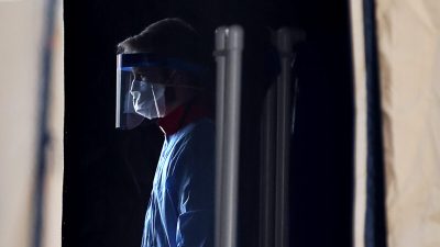 Медицинские работники готовятся проверять людей на коронавирус на полигоне в Ландовере, штат Мэриленд, 30 марта 2020 г. (Chip Somodevilla/Getty Images) 