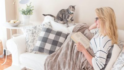 Каждый из нас живёт в определённом пространстве, которое часто делит с другими, а также подвергается внешним влияниям, таким как телевидение, музыка и др. То, что находится в нашем пространстве, наполняет также наши сердца и умы (изображение: Paige Cody/Unsplash)