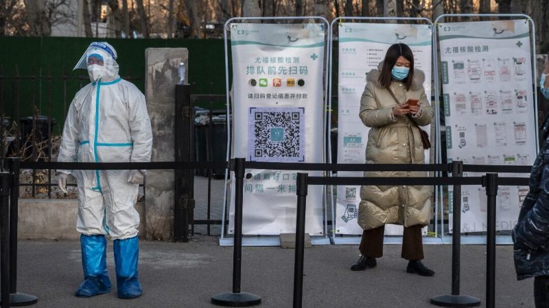 Женщина регистрируется на COVID-тест в частной клинике под открытым небом в Пекине, Китай, 27 декабря 2021 года. Фото: Kevin Frayer/Getty Images
