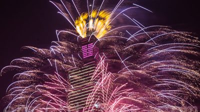 Новогодние фейерверки привлекают большое внимание людей. На фотографии изображён фейерверк на Тайбэй (изображение: Chen Bozhou/The Epoch Times)