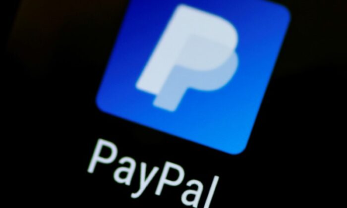 Логотип приложения PayPal на мобильном телефоне на фотографии, сделанной 16 октября 2017 г. Фото: Thomas White/Illustration/REUTERS